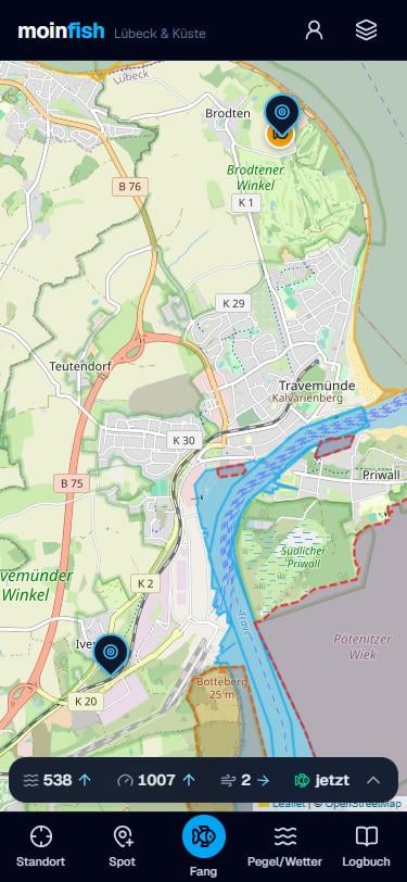 Karte von Travemünde mit Trave, Priwall und Pötenitzer Wiek. Verbotszonen sind rot gestrichelt, Spots und ein Fang als Symbole.